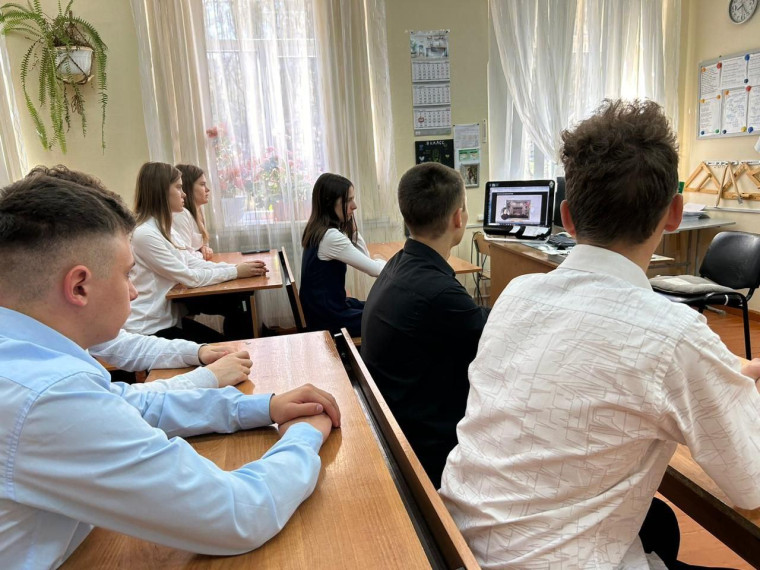 Профориентационное занятие «Пробую профессию в сфере медицины» прошло в 9 классе школы.