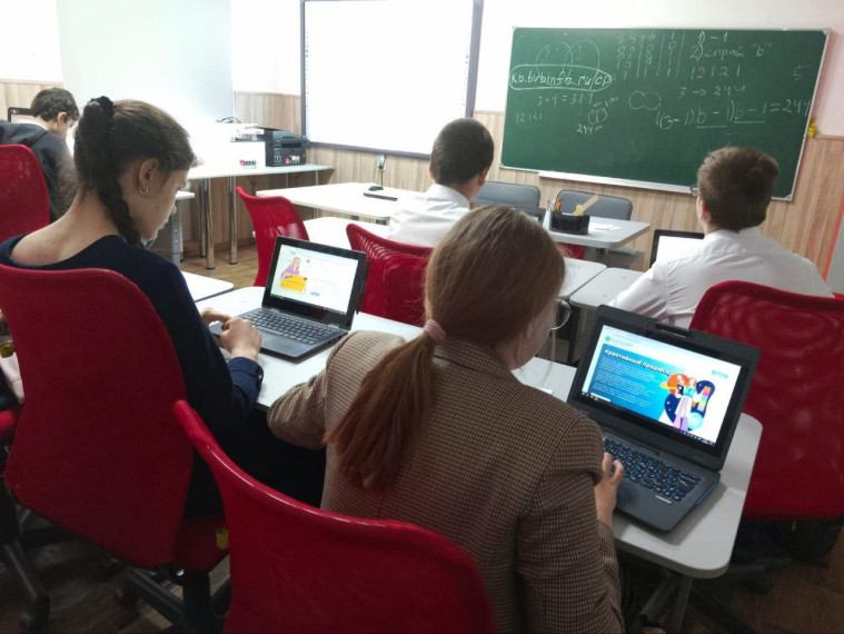 Профориентационное занятие «Пробую профессию в креативной сфере» прошло в 8 классе школы.
